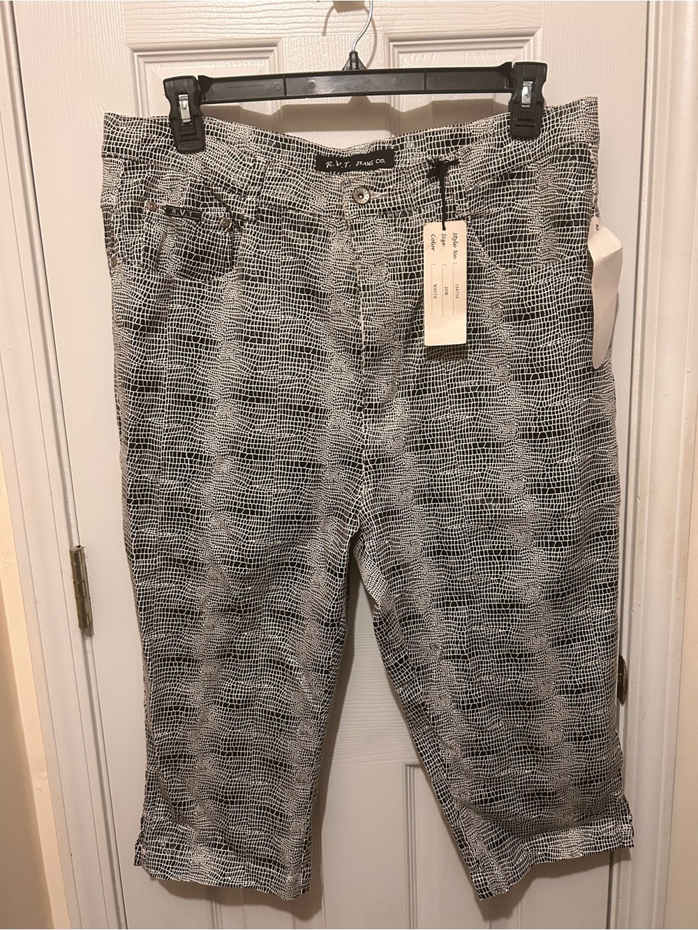 20W NWT Y2K 20W R.V.T. Jeans Co. black and white textured print capri pants.